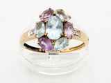 un gros plan d'une bague sertie d'une topaze bleue, d'un amethorate et d'un autre amethorate