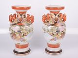 deux vases décorés de fleurs et d'oiseaux