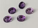 un groupe d'améthystes violettes sur un fond blanc