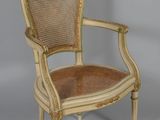 paire de fauteuils à dossier canné de style louis xvi