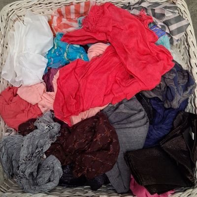 un panier rempli de vêtements posé sur le sol