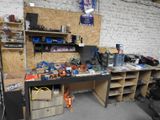 un établi dans un garage avec des outils dessus