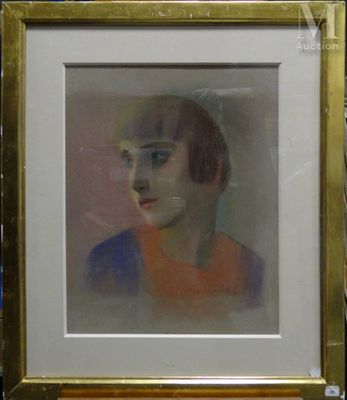 portrait d'un jeune garçon dans un cadre doré sur fond bleu