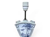 un vase bleu et blanc orné d'un arbre