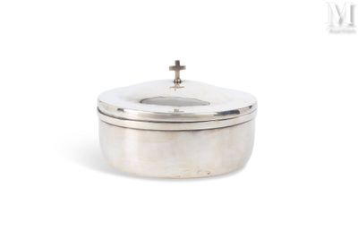 une boîte en argent surmontée d'une croix