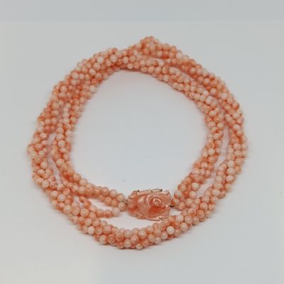 gros plan d'un collier de perles sur une surface blanche