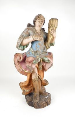 une vieille statue représentant une femme tenant un éventail, sur fond blanc
