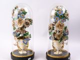 deux vases contenant des fleurs, posés sur une table