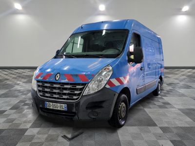 la photo d'une camionnette bleue garée dans un garage