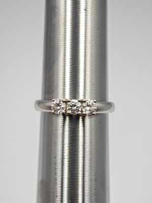 un gros plan d'une bague ornée de trois diamants