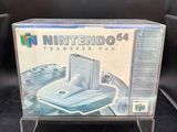 une photo d'une console Nintendo 64 posée sur une chaise noire