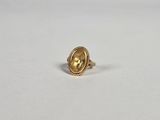 une bague en or avec une pierre jaune au centre