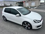 la photo d'une voiture blanche garée devant un bâtiment