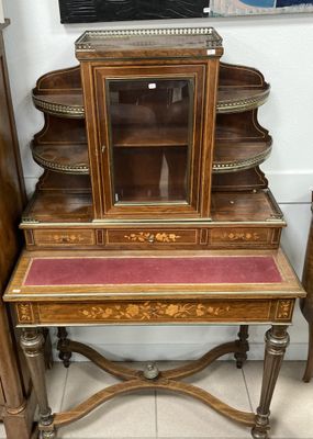 un petit bureau surmonté d'un miroir