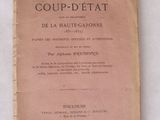 un vieux livre écrit posé sur une table