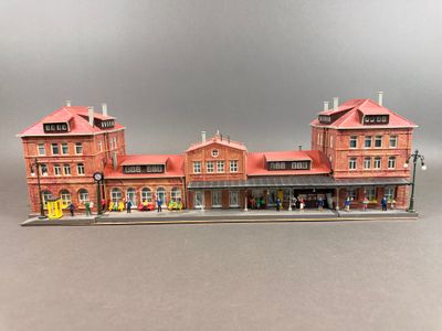 une image représentant la maquette d'une gare au toit rouge