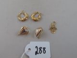 un gros plan sur une étiquette à laquelle sont accrochées plusieurs paires de boucles d'oreilles