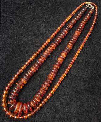 gros plan d'un collier sur une surface noire