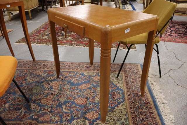 VINTAGE - Petit bureau ouvrant à un tiroir en ceinture. H 72 L 80...