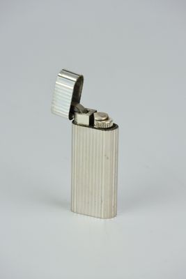 briquet en métal argenté sur fond blanc