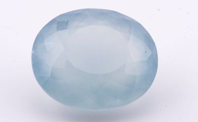 un gros plan d'une boule de quartz bleu posée sur une surface blanche