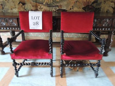 deux chaises rouges assises l'une à côté de l'autre