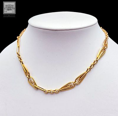 un collier en or sur un mannequin mannequin mannequin mannequin mannequin mannequin mannequin mannequin mannequin mannequin