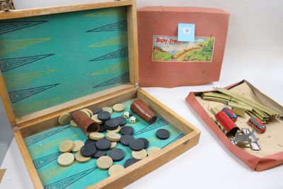 une boîte en bois contenant des boutons et d'autres objets