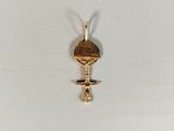 une image représentant un pendentif en forme de clé en or serti d'un diamant