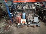 Il y a de nombreux types de compresseurs d'air dans ce garage