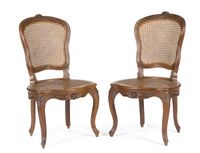 PAIRE DE CHAISES CANNÉES EN NOYER MOULURÉ ET SCULPTÉ