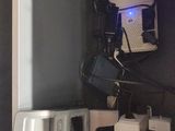 un ordinateur et d'autres appareils électroniques posés sur une étagère dans une pièce