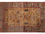 un tapis persan ancien à motifs multicolores