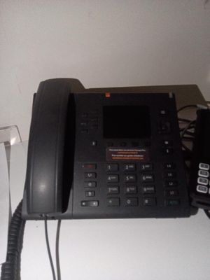 un téléphone posé sur une table