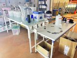 une table avec beaucoup d'objets dans une pièce