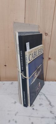 une pile de livres posée sur une table en marbre