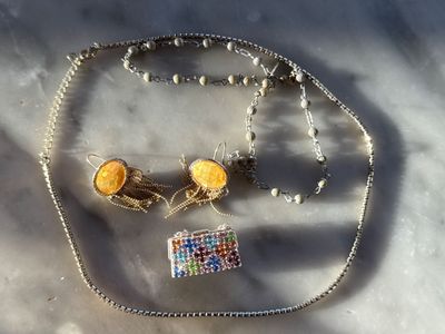 Lot bijoux, dont MONET et Sydney CARON (36)