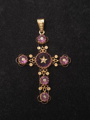 une croix en or sertie d'améthorate et de pierres d'améthorate