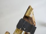 un morceau de bois posé sur un autre morceau de bois