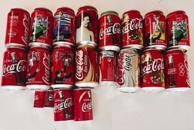 COCA-COLA. Ensemble de 18 rares cannettes en aluminium, plei…