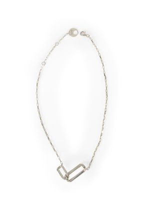 un collier en argent composé d'une chaîne dont les maillons sont de forme carrée