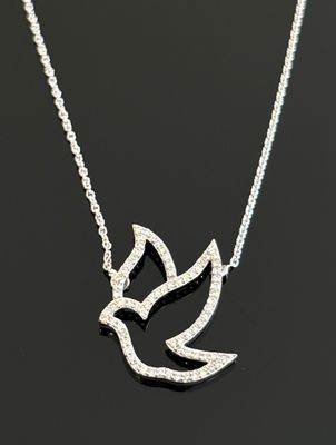 un pendentif en forme de colombe en or blanc et diamants, monté sur une chaîne