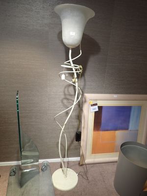 une lampe qui se trouve sur un support dans une pièce