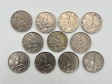 six types de pièces différents sur une surface blanche
