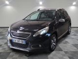 la petite voiture noire est garée dans une grande pièce