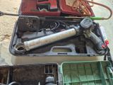 une boîte à outils contenant des outils, posée sur le sol