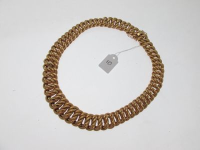 Gros plan sur un bracelet en chaîne en or portant une étiquette