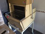 une machine posée sur une table dans une pièce