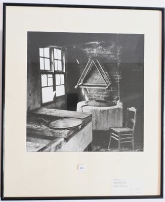 une photo en noir et blanc d'une chambre avec un lit et une chaise