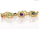 une photo d'un bracelet en or orné de pierres multicolores